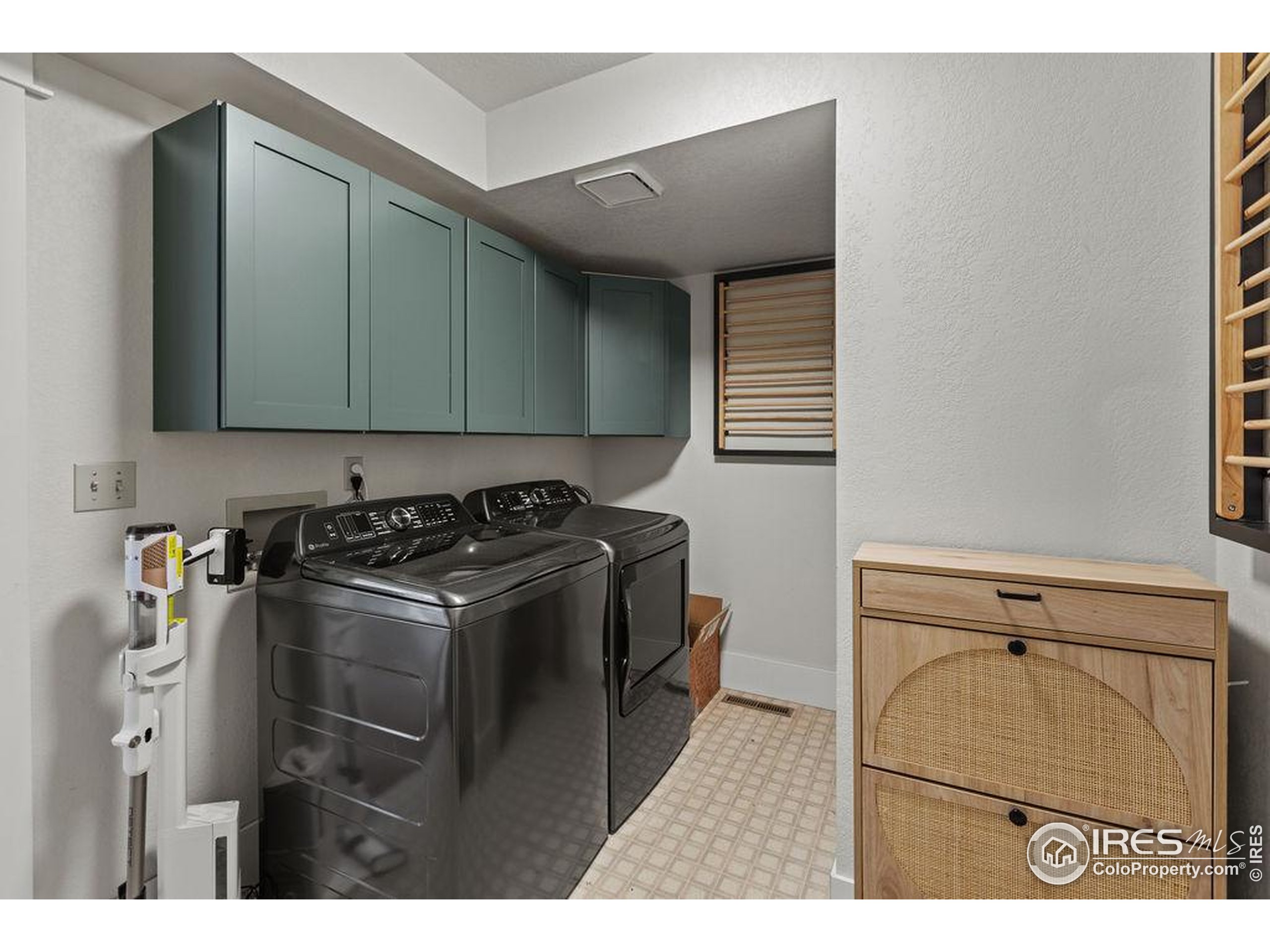 2213 Grosvenor Court Fort Collins, CO 80526 - Photo 15 of 40 a utility room with sink dryer and washer
