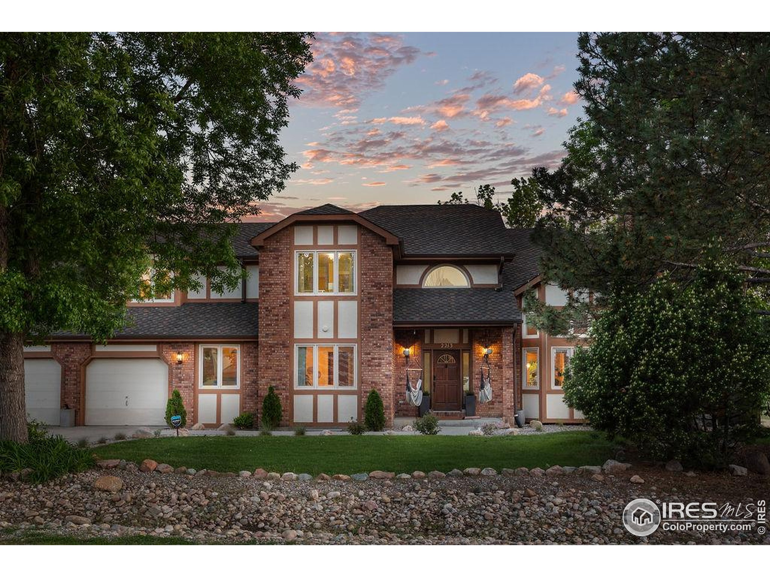 2213 Grosvenor Court Fort Collins, CO 80526 - Photo 2 of 40 a front view of a house with garden