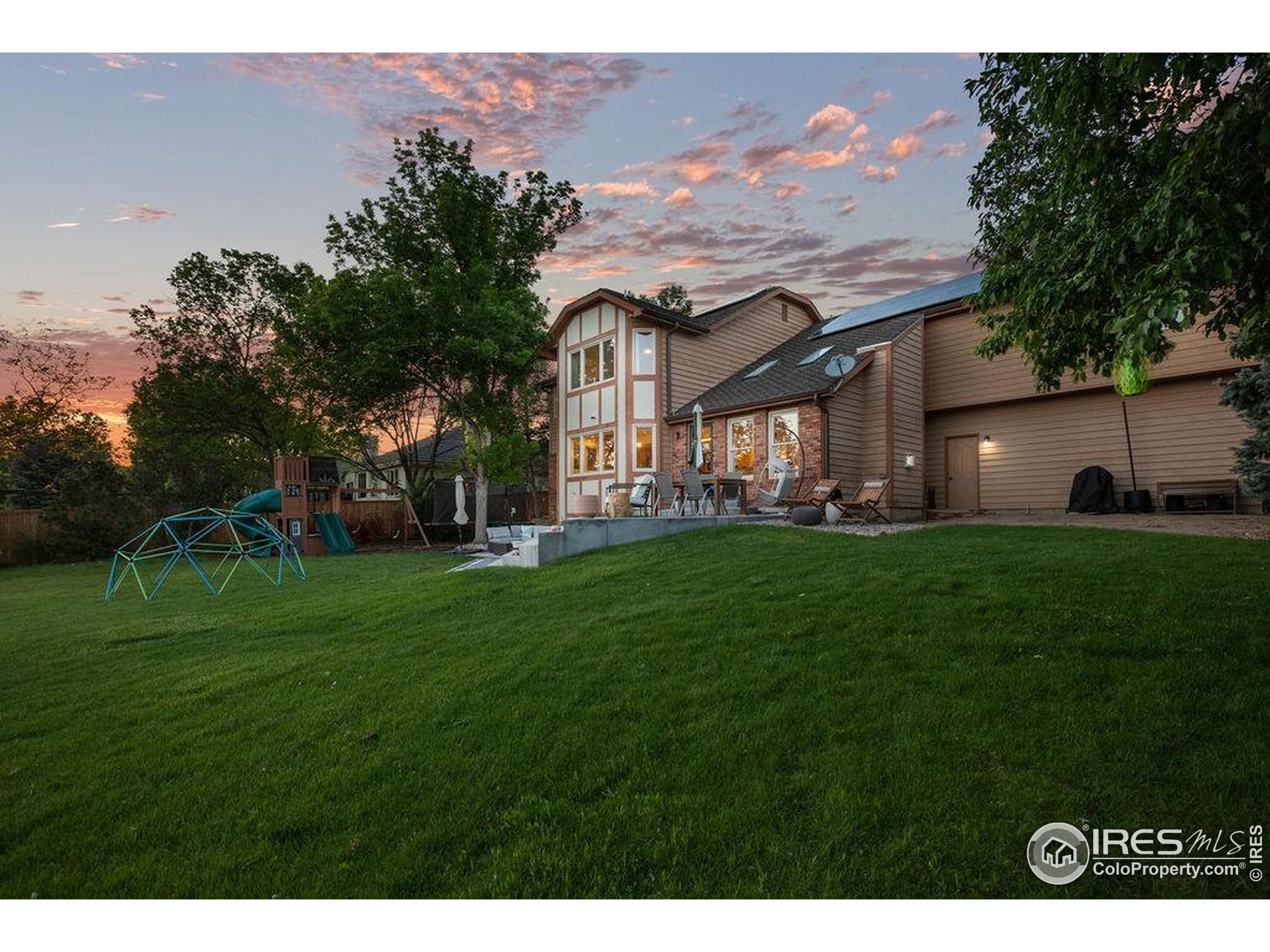 2213 Grosvenor Court Fort Collins, CO 80526 - Photo 38 of 40 a front view of a house with a garden