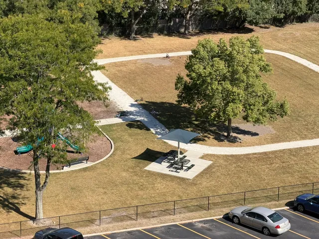 $2,350 | 6340 Americana Drive, Unit 1202, Willowbrook, IL 60527