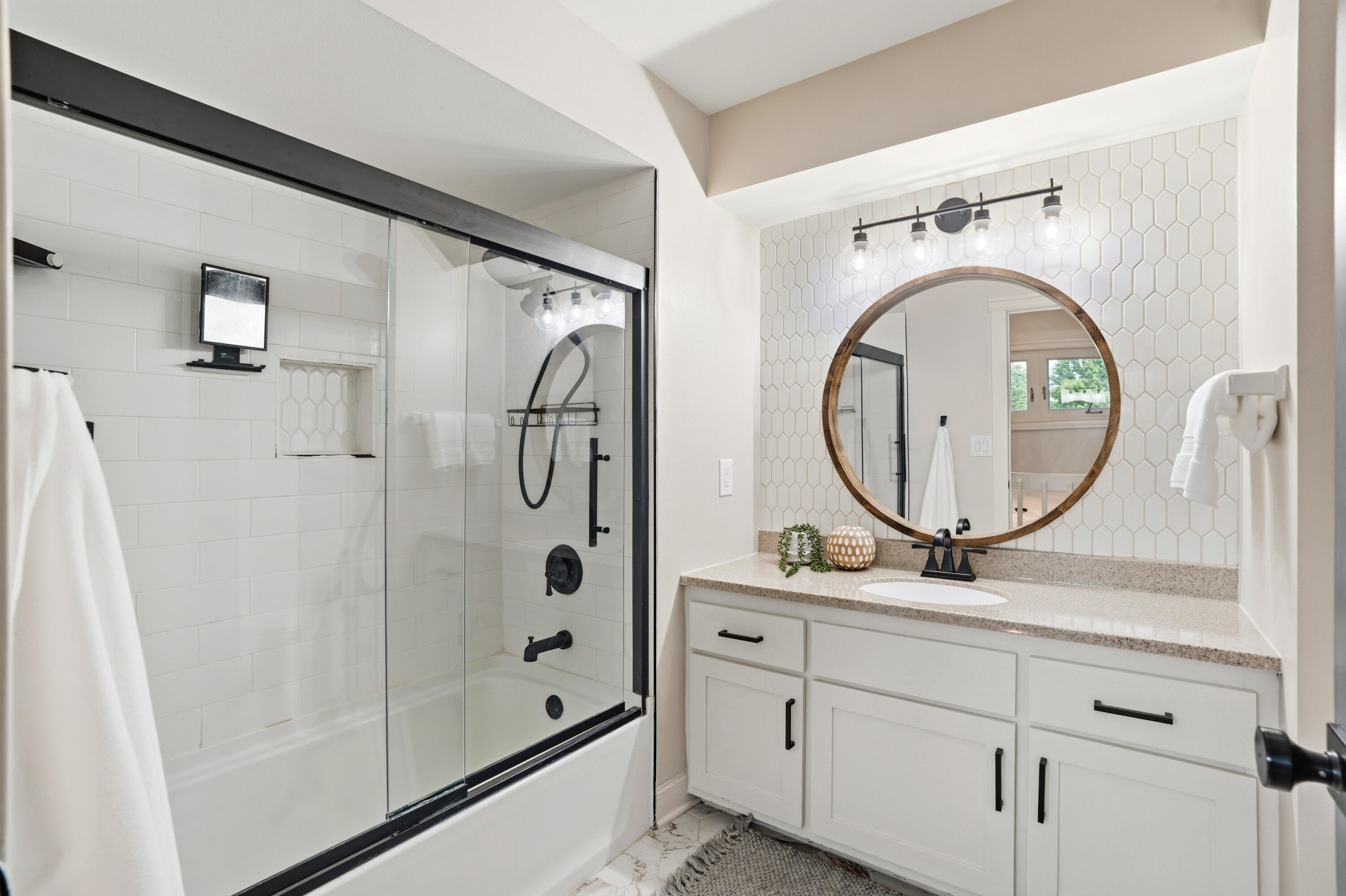 12918 Bell Road Caledonia, WI 53108 - Photo 26 of 61 Primary Bathroom