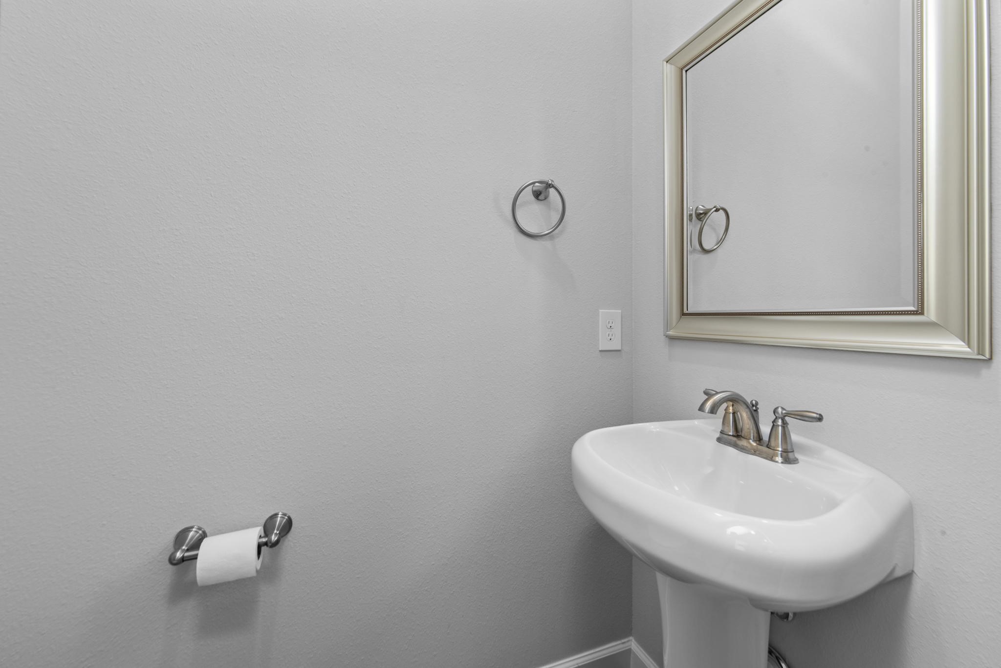 623 Link Road Houston, TX 77009 - Photo 22 of 25 a bathroom with a sink and mirror