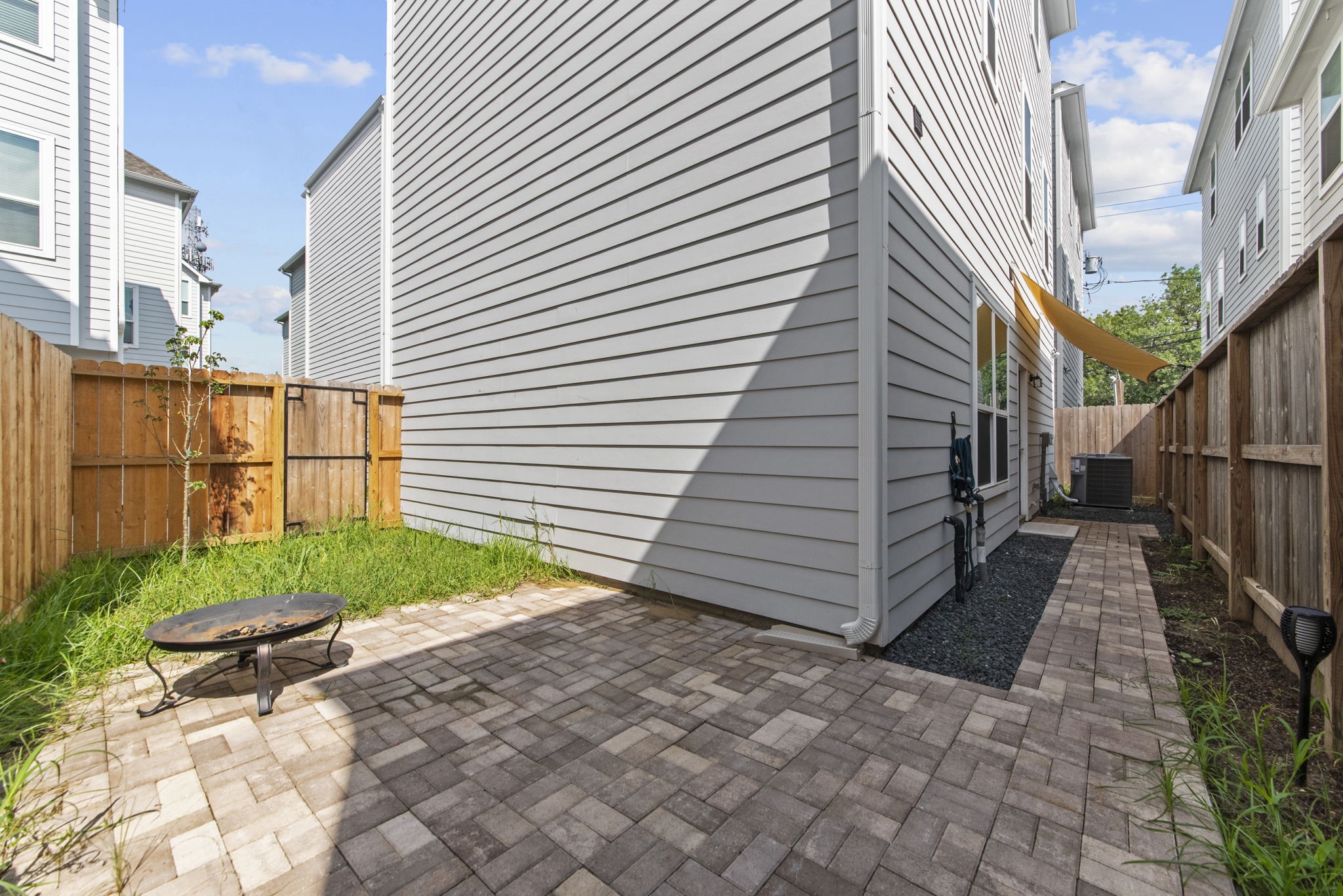 623 Link Road Houston, TX 77009 - Photo 24 of 25 a view of a backyard with sitting area