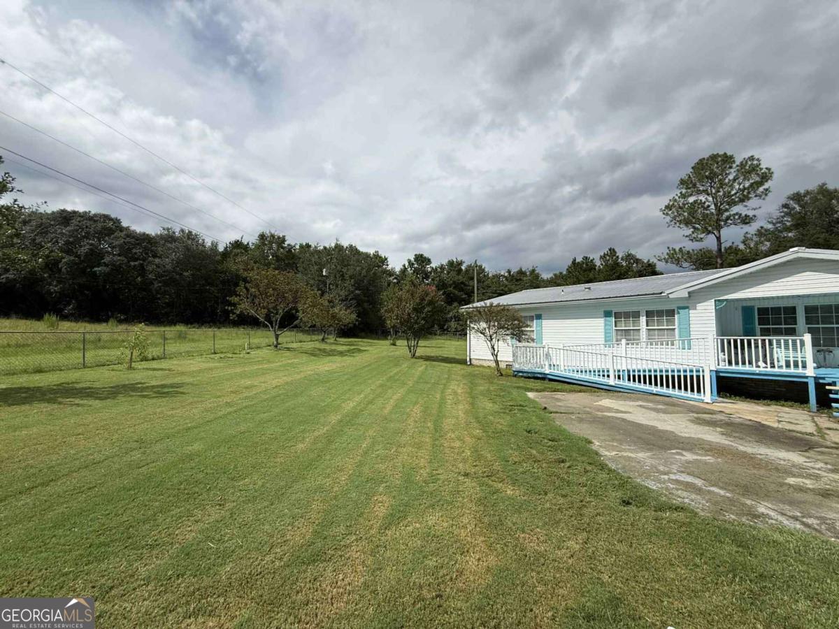 289 Mason Dixon Line Road, Unit 3 Ashburn, GA 31714 - Photo 4 of 32 a front view of a house with garden