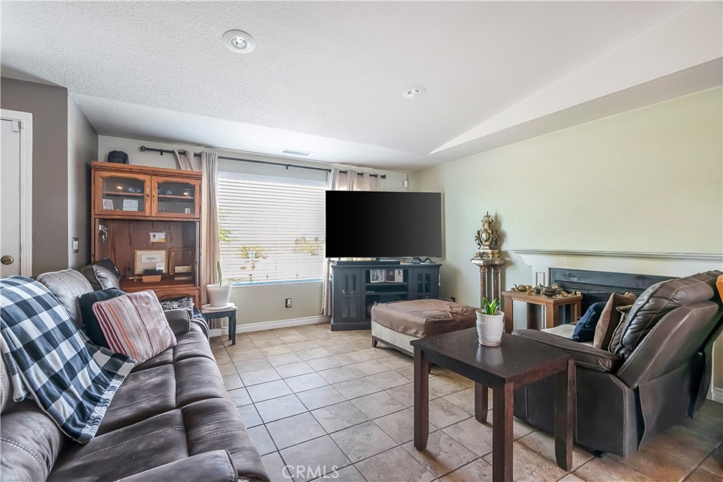 17133 Mesquite Road Apple Valley, CA 92307 - Photo 7 of 36