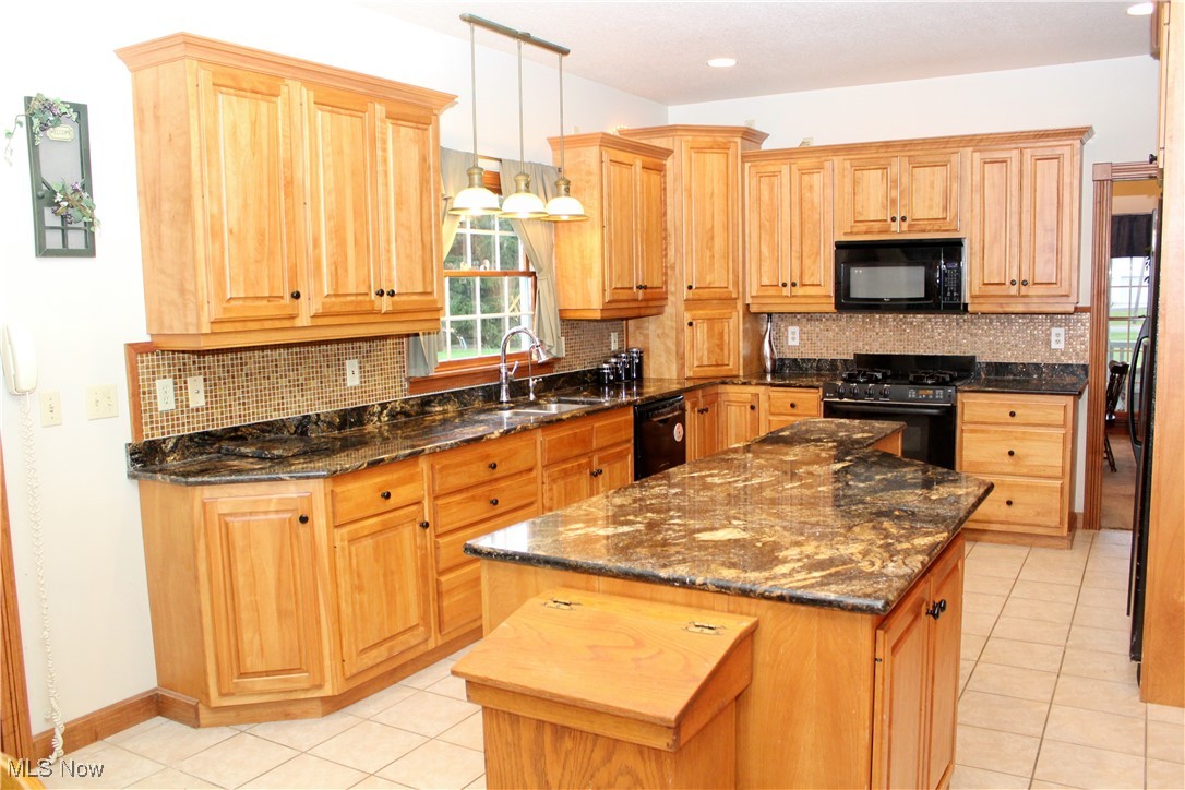 1999 Warner Road Vienna, OH 44473 - Photo 13 of 50 Custom Kitchen with Beautiful Granite Countertops
