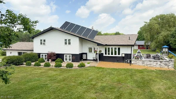 $579,000 | 890 Bristol Champion Townline Road, Bristolville, OH 44402