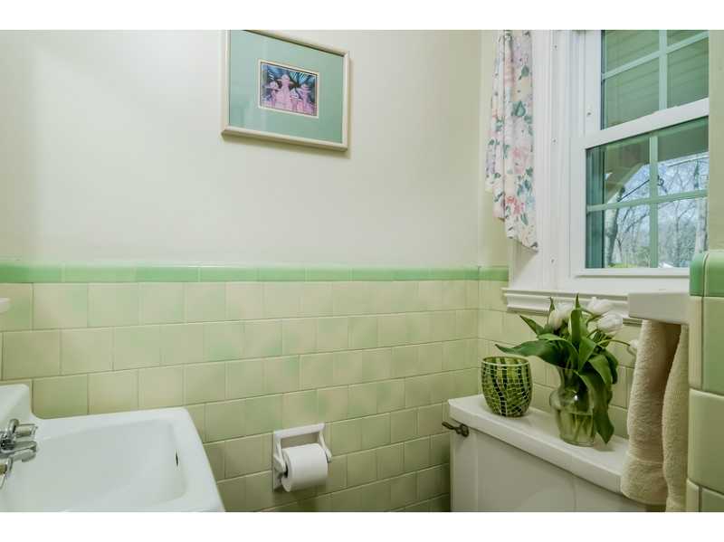 75 Pequot Road Pawtucket, RI 02861 - Photo 13 of 25 Bathroom.