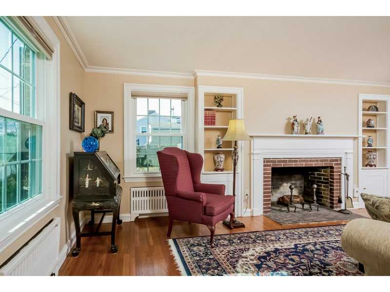 75 Pequot Road Pawtucket, RI 02861 - Photo 5 of 25 Living Room.