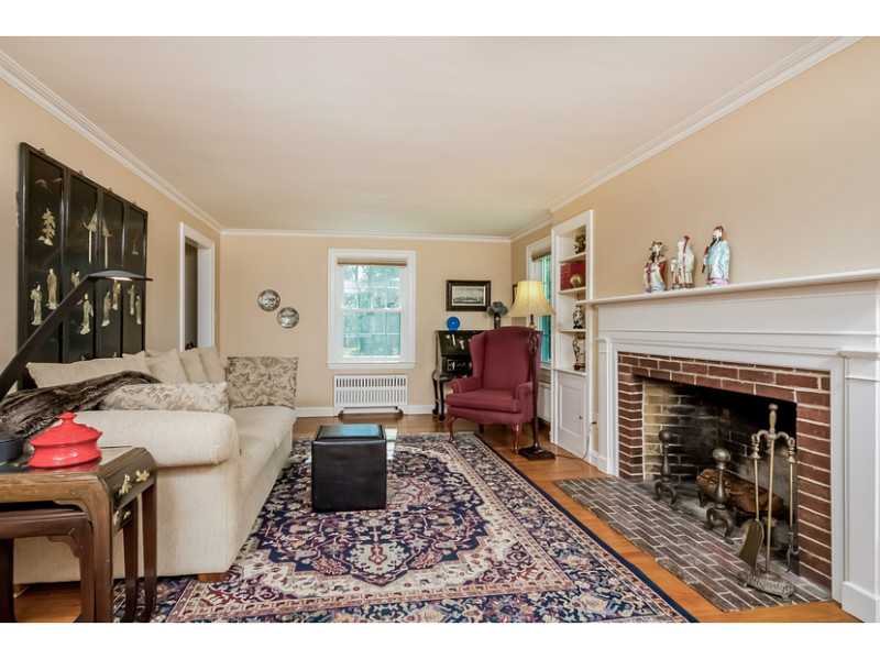 75 Pequot Road Pawtucket, RI 02861 - Photo 6 of 25 Living Room.