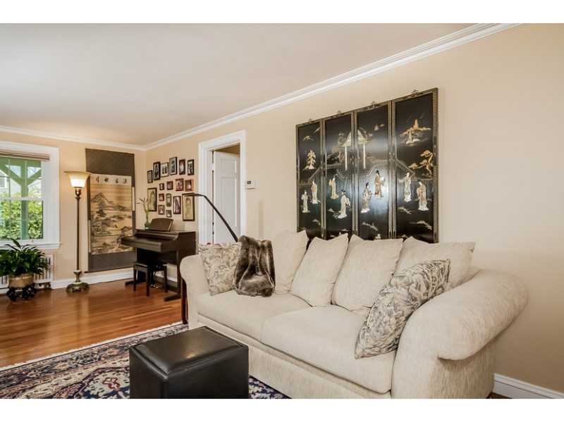 75 Pequot Road Pawtucket, RI 02861 - Photo 7 of 25 Living Room.