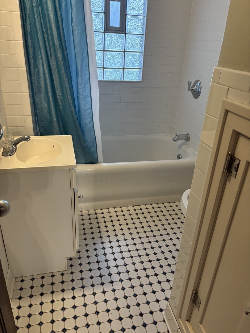 168 Harding Street Elgin, IL 60123 - Photo 7 of 8 a bathroom with a bathtub and shower