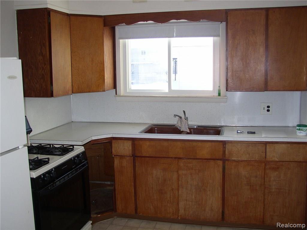 6417 Lapeer Road Burton, MI 48509 - Photo 12 of 30 PC270029.JPG