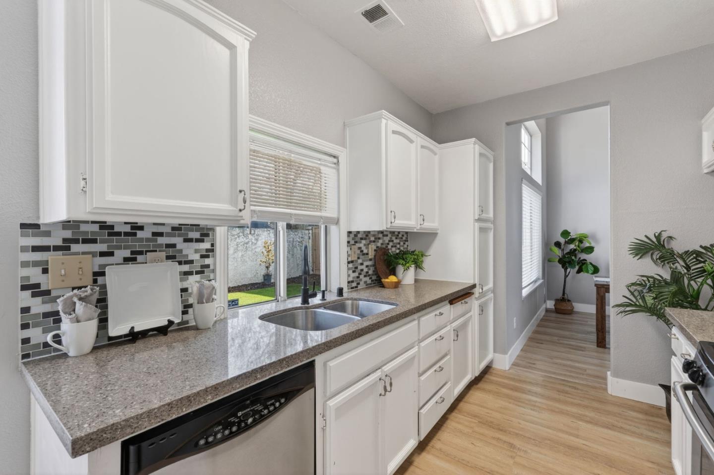 24988 Plum Tree Street Hayward, CA 94544 - Photo 7 of 32