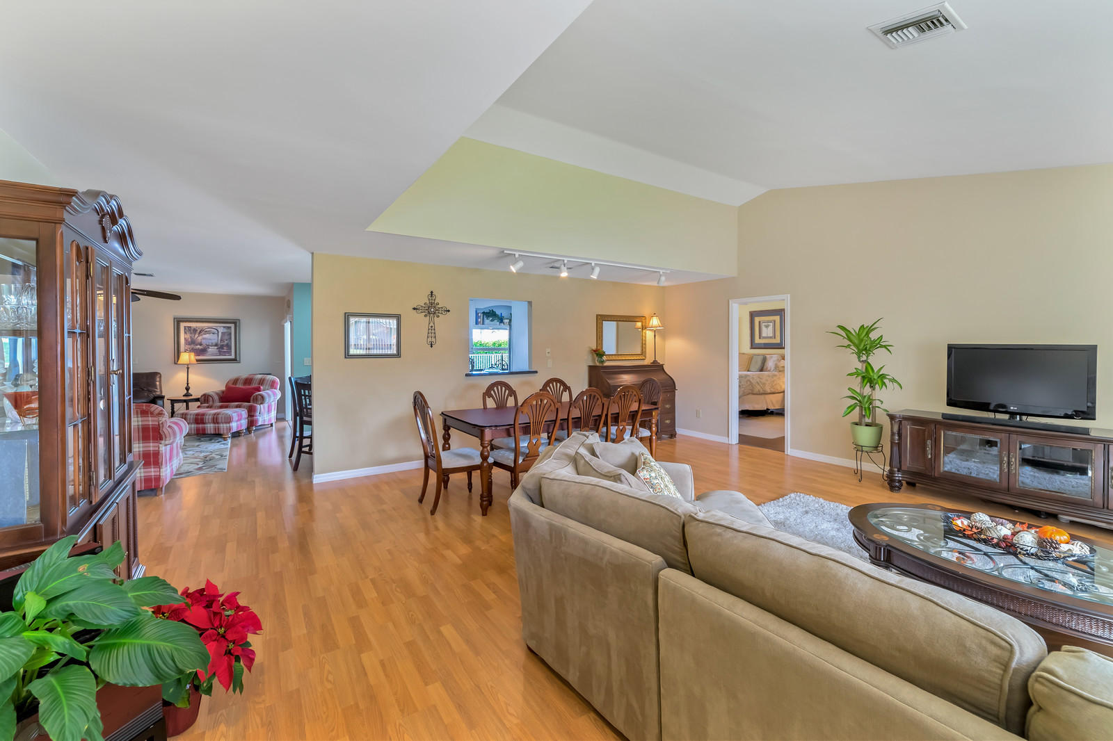 6197 Woodbury Road Boca Raton, FL 33433 - Photo 3 of 23 Living/dining area