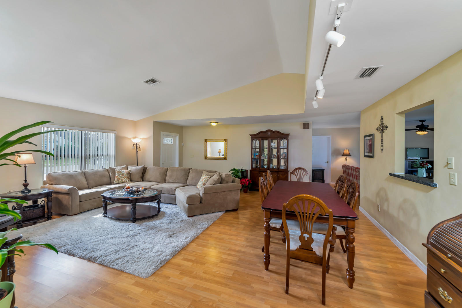 6197 Woodbury Road Boca Raton, FL 33433 - Photo 4 of 23 Living/dining area