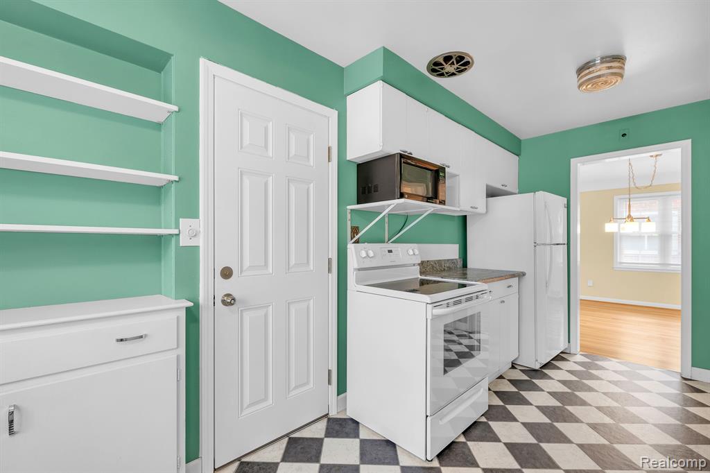 857 Harcourt Road Grosse Pointe, MI 48230 - Photo 14 of 33