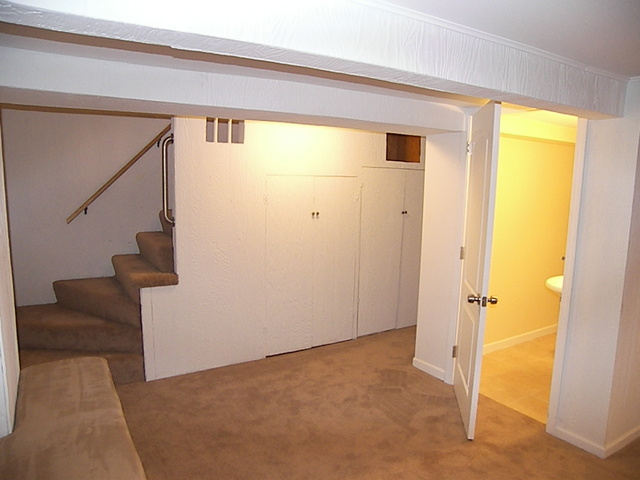 1040 Midway Road Northbrook, IL 60062 - Photo 14 of 18 a view of a hallway with wooden floor and entryway