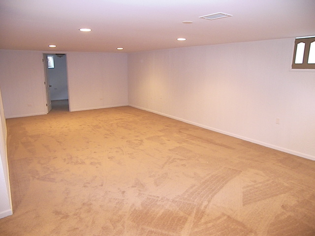 1040 Midway Road Northbrook, IL 60062 - Photo 16 of 18 an empty room with a kitchen