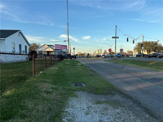 $650,000 | 3200 West Metairie Avenue, Metairie, LA 70001