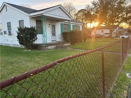 $650,000 | 3200 West Metairie Avenue, Metairie, LA 70001
