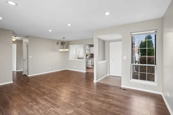 $2,400 | 1917 Windsong Drive, Unit 1917, Schaumburg, IL 60169