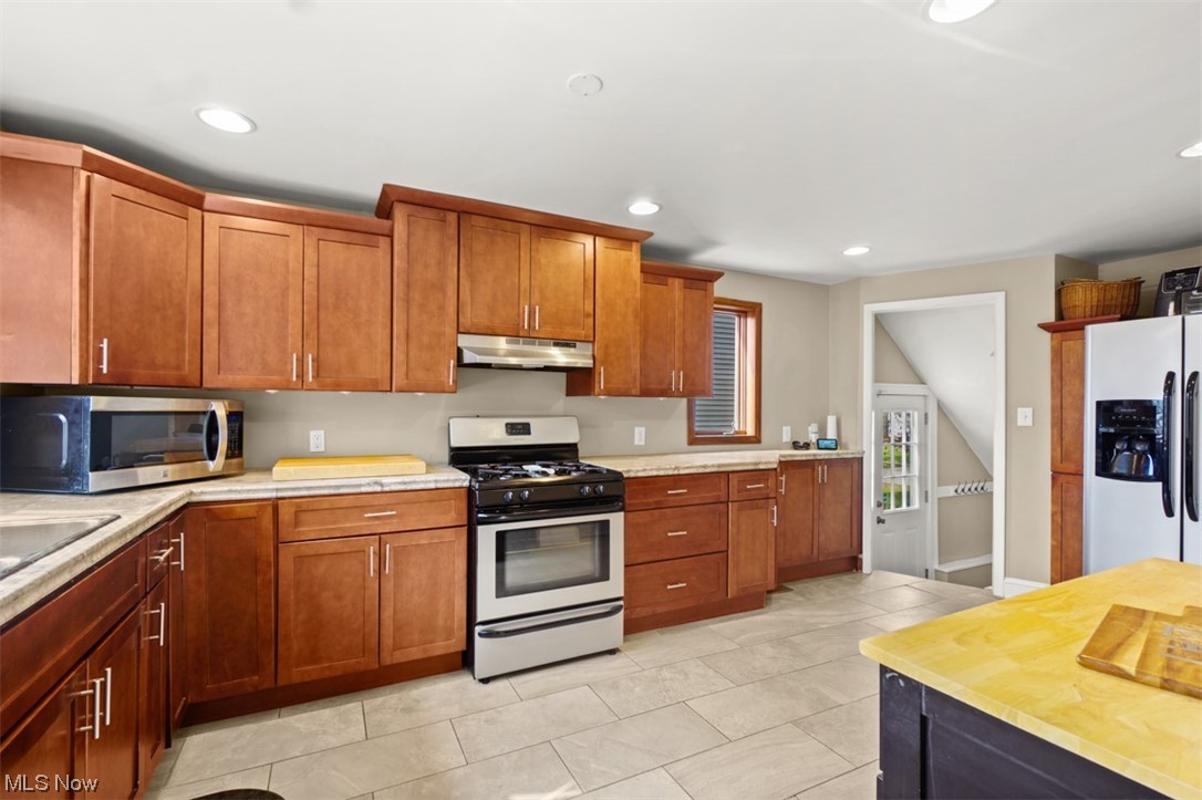 3312 Ormond Road Cleveland, OH 44118 - Photo 7 of 24 This Kitchen makes you want to Cook! Also a view of the side entrance from driveway.