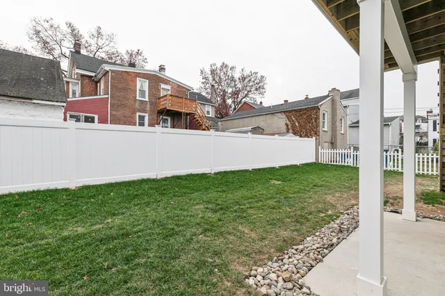 a view of back yard of the house