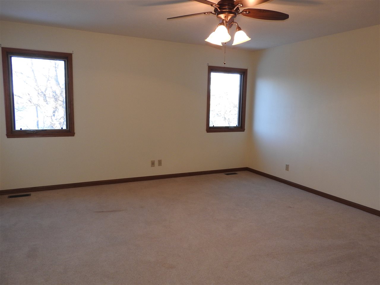 1917 Baintree Road Lake Summerset, IL 61019 - Photo 20 of 25 an empty room with a window and a fan