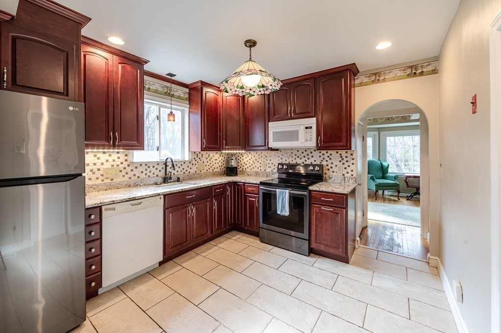 58 Colburn Road Reading, MA 01867 - Photo 8 of 42 Gallery Image 8