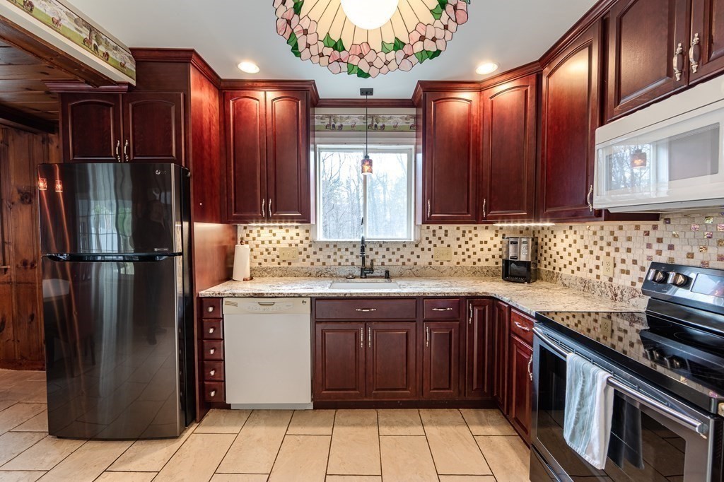 58 Colburn Road Reading, MA 01867 - Photo 10 of 42 Gallery Image 10