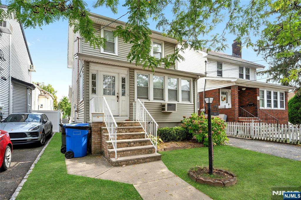 a view of a house with backyard and a garden