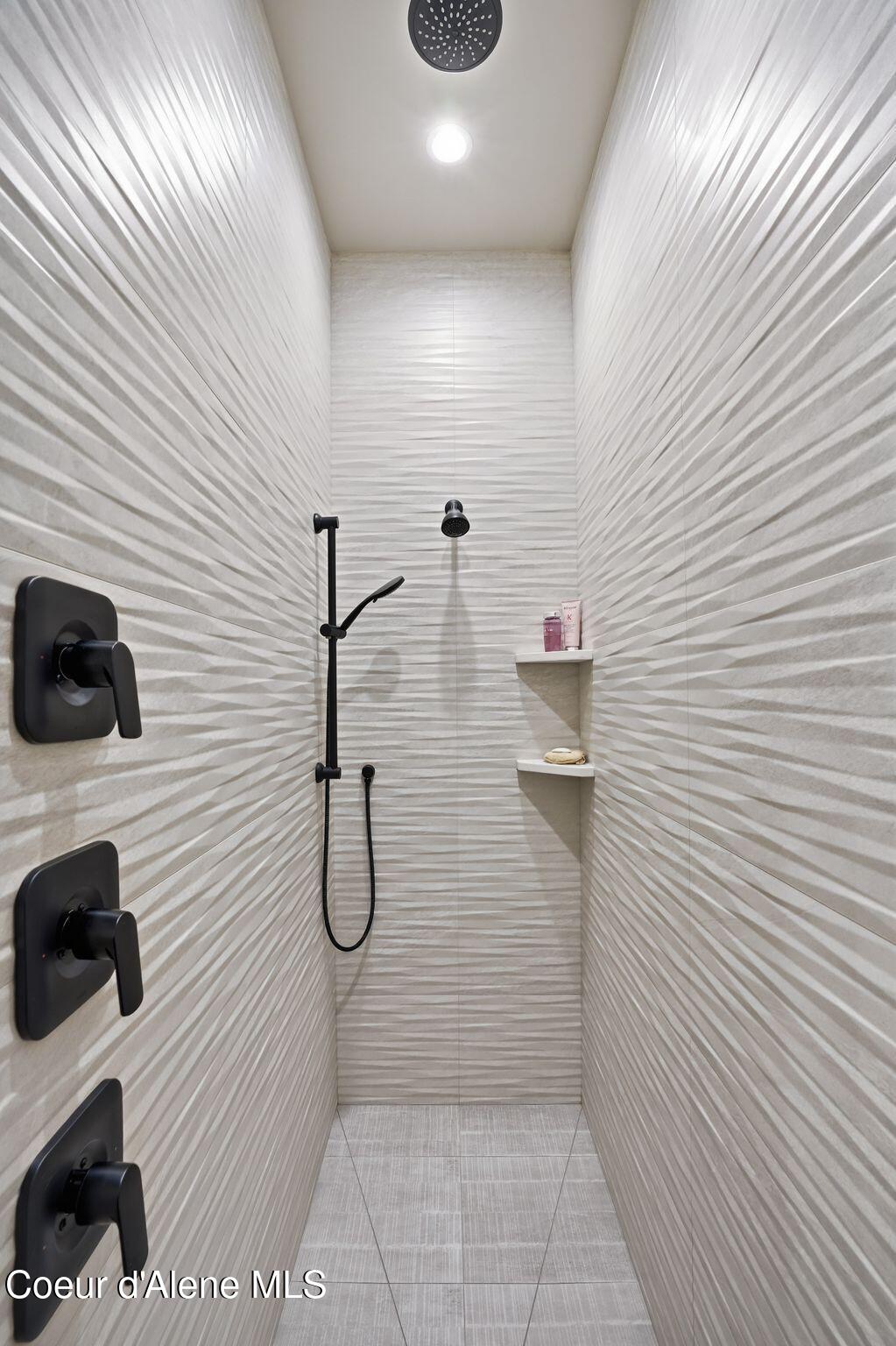 3092 North Atlas Road Coeur D'Alene, ID 83814 - Photo 20 of 41 Primary Shower