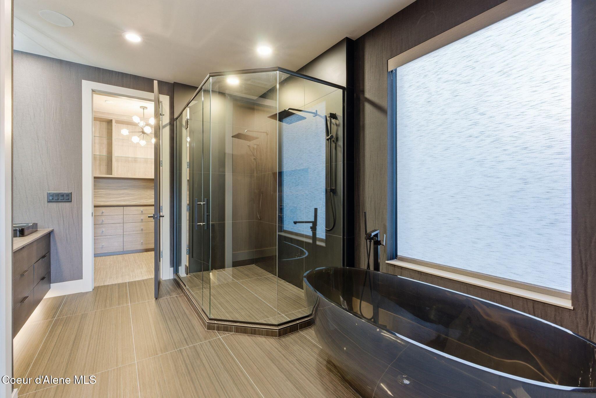 3092 North Atlas Road Coeur D'Alene, ID 83814 - Photo 27 of 41 Primary Bathroom