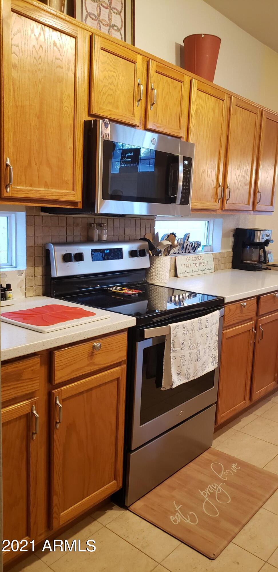 17606 North 17th Place, Unit 1033 Phoenix, AZ 85022 - Photo 8 of 23 kitchen stove