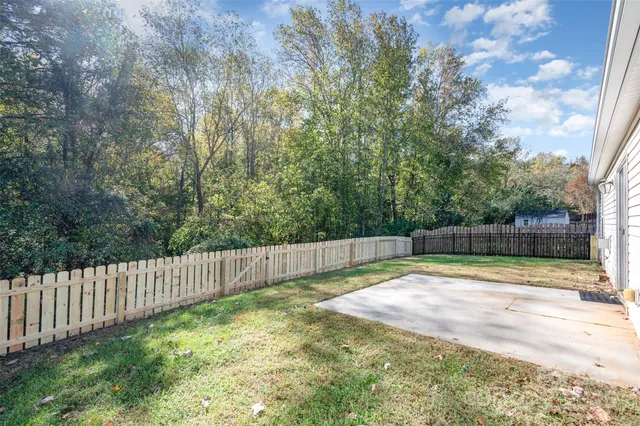 a view of a backyard