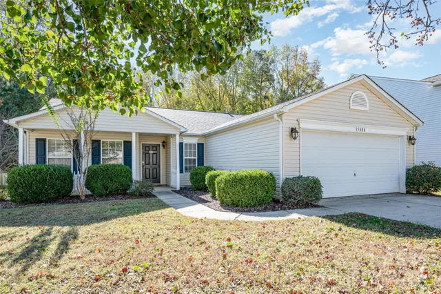 a view of a front of house with a yard