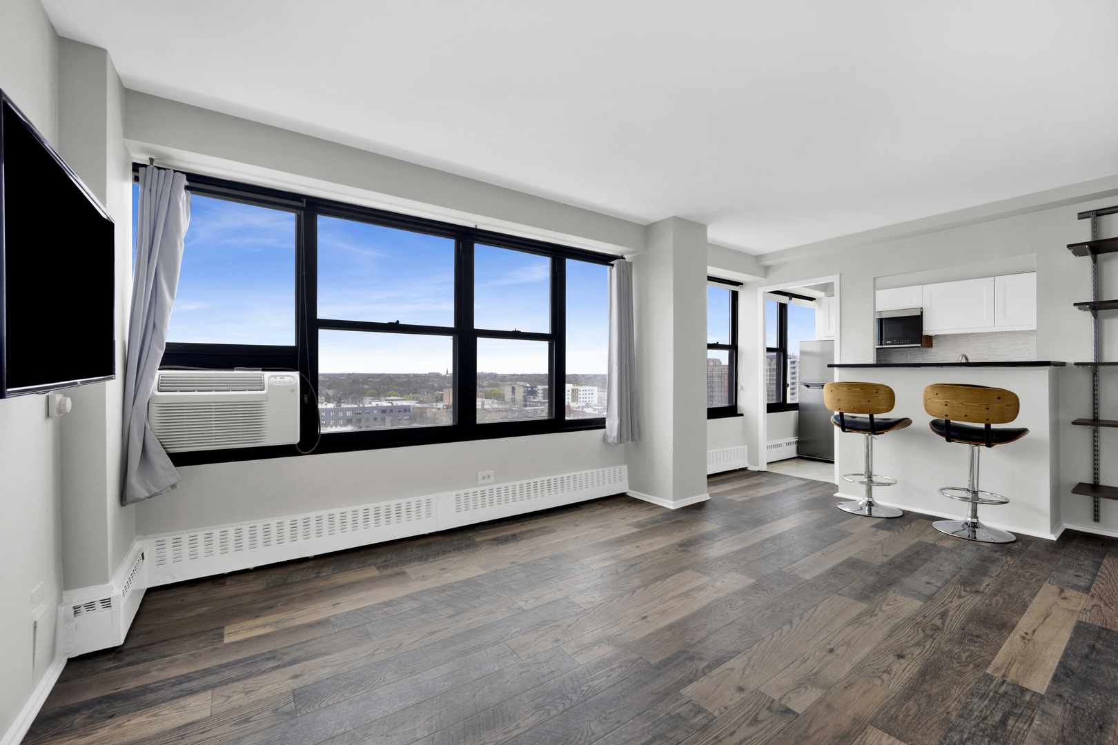 6030 North Sheridan Road, Unit 1307 Chicago, IL 60660 - Photo 2 of 18 a view of workspace with window