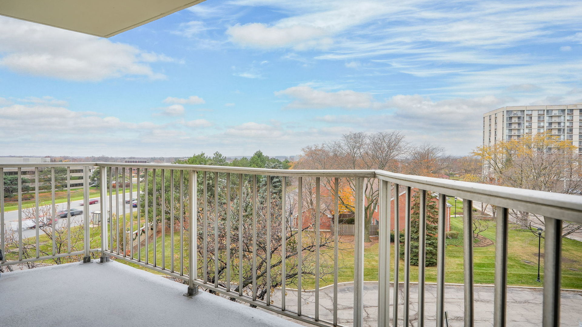 40 North Tower Road, Unit 4M Oak Brook, IL 60523 - Photo 6 of 17 a view of a balcony with an ocean