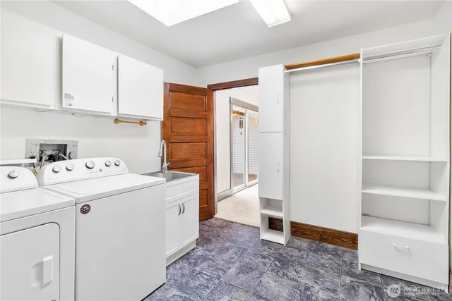 a view of utility room with washer and dryer