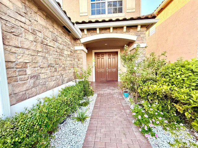 a view of a pathway with pathway