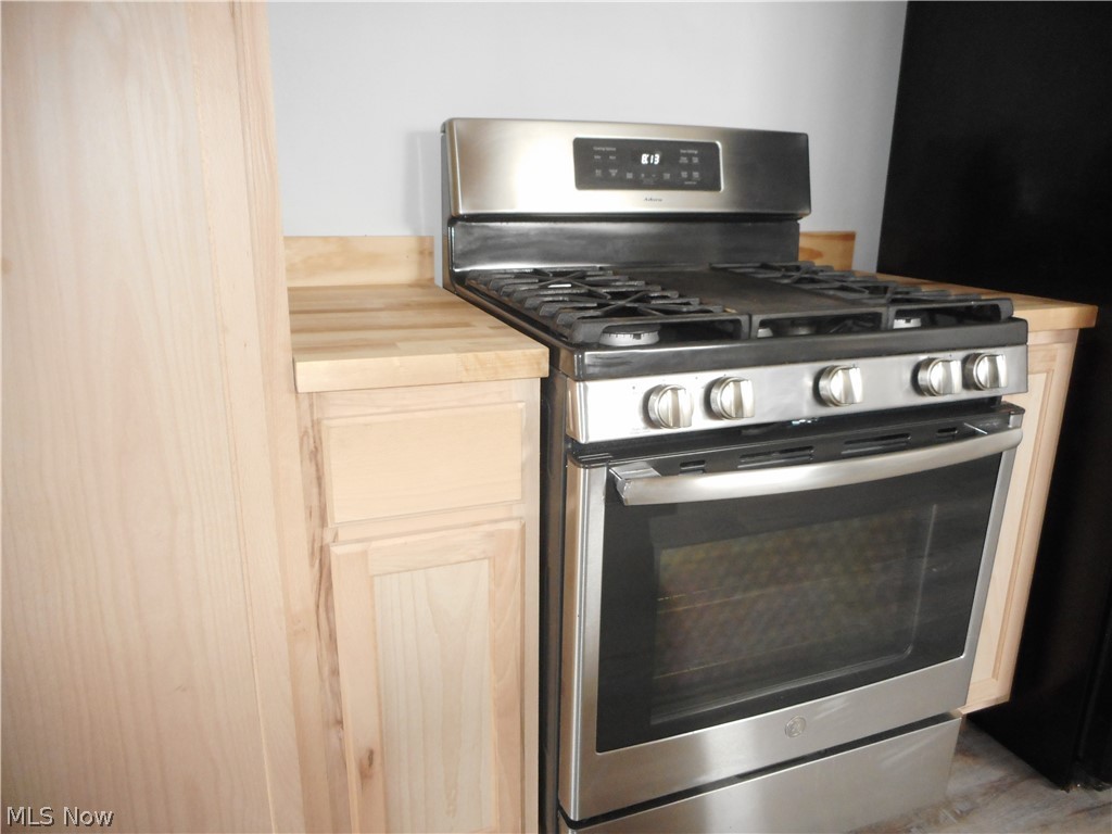 3554 Tullamore Road Cleveland, OH 44118 - Photo 6 of 28 Stainless Steel Gas Stove, a year old and a New Pantry