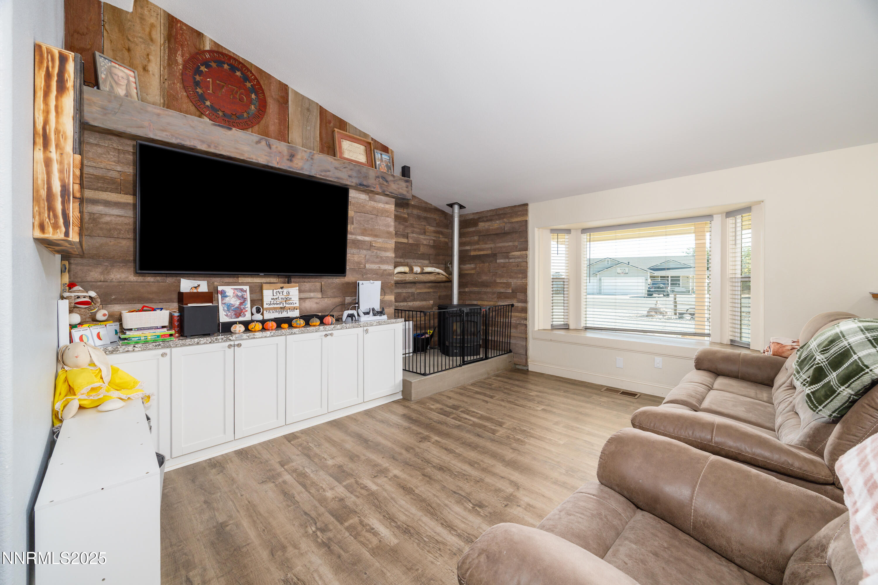 141 Country Ranch Road Fernley, NV 89408 - Photo 8 of 43 a living room with furniture and a flat screen tv