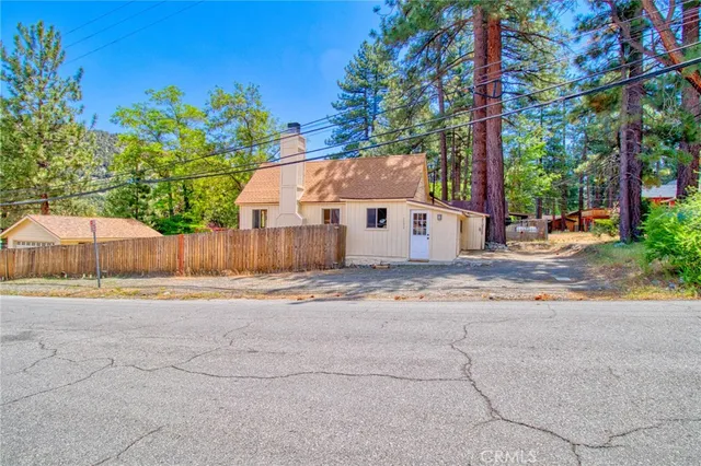 $2,100 | 1131 Apple, Wrightwood, CA 92397