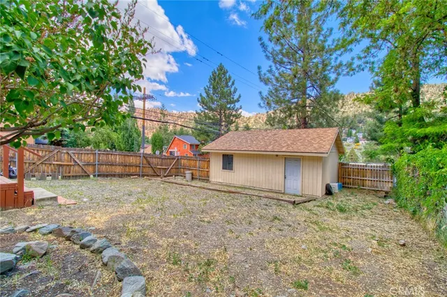 $2,100 | 1131 Apple, Wrightwood, CA 92397