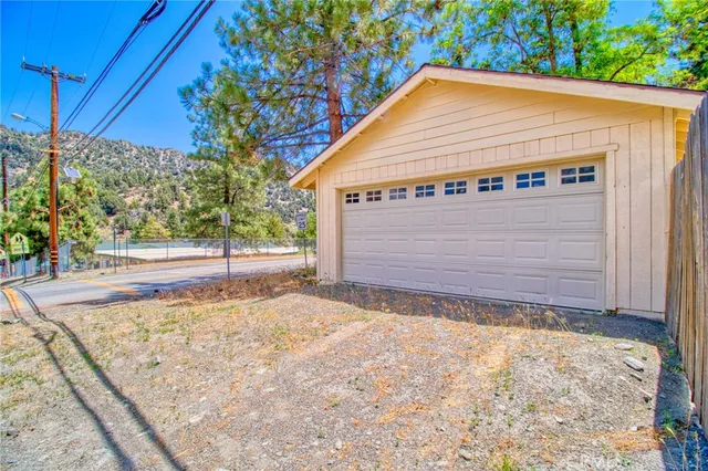 $2,100 | 1131 Apple, Wrightwood, CA 92397