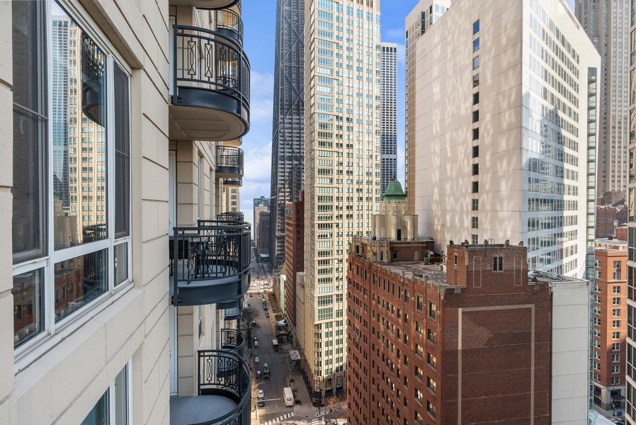 10 East Delaware Place, Unit 21D Chicago, IL 60611 - Photo 29 of 33