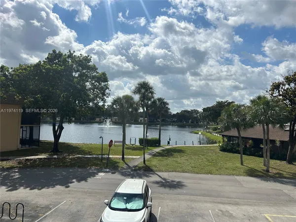 $2,200 | 301 Cambridge Road, Unit 211, Hollywood, FL 33024