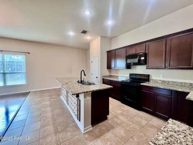 $1,895 | 303 Ouachita Drive, Lafayette, LA 70506