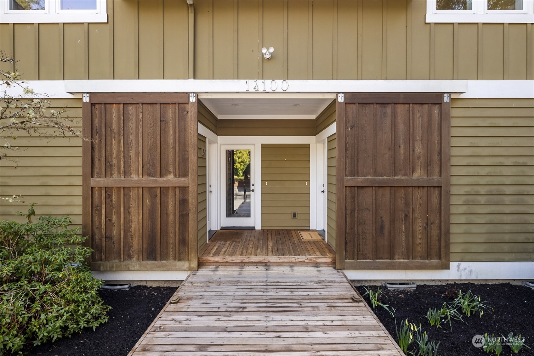 14100 Stranne Road Northeast Bainbridge Island, WA 98110 - Photo 5 of 40 Gallery Image 5